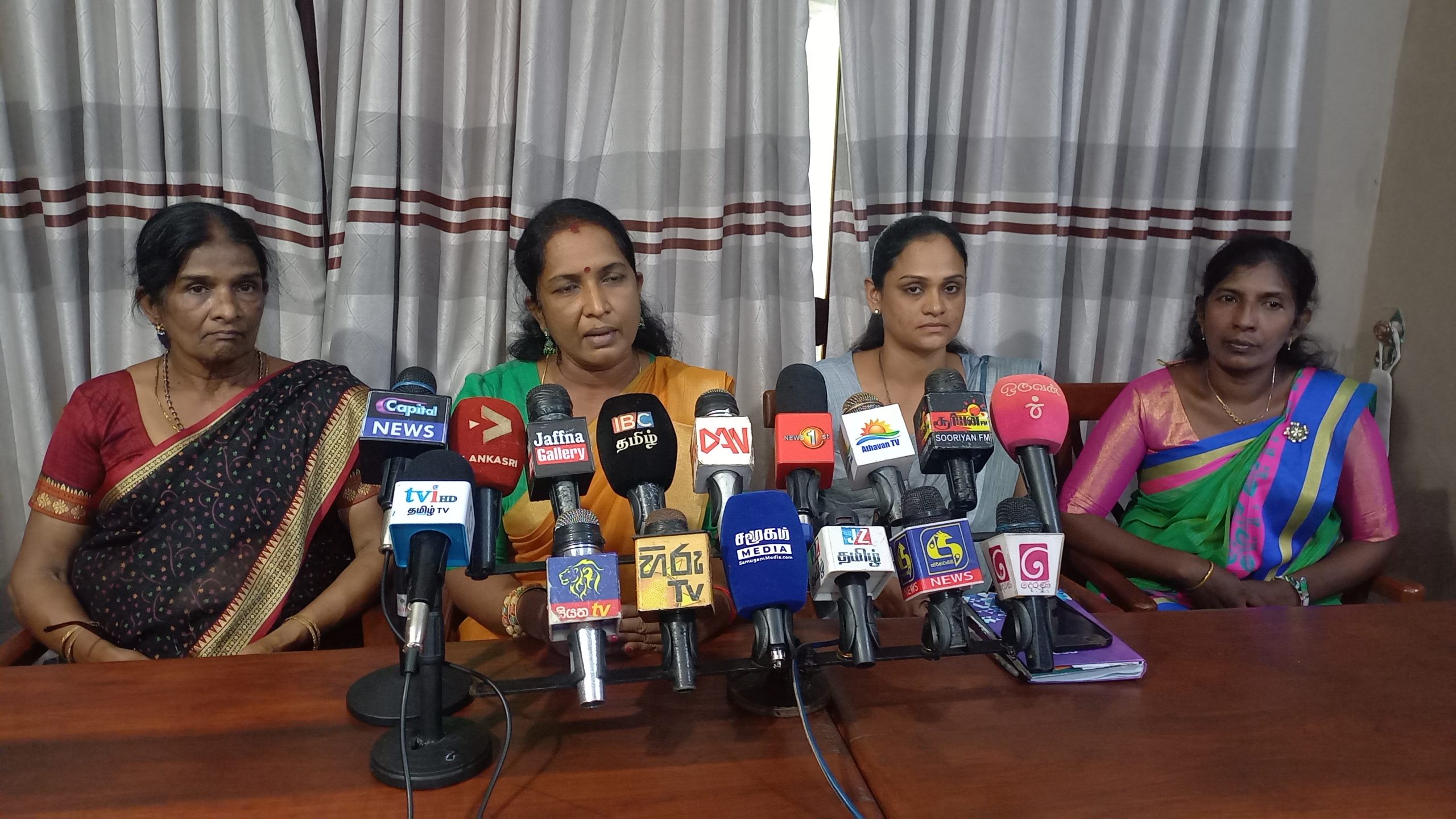பாராளுமன்ற தேர்தலில் பெண்களுக்கு ஆசன ஒதுக்கீடு சரிசமமாக பகிரப்பட வேண்டும்: அரசியல் கட்சிகளின் பெண்கள் குழு கோரிக்கை