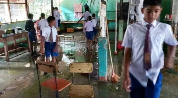 மழை நீரால் அவதியுறும் பாடசாலை மாணவர்கள்.