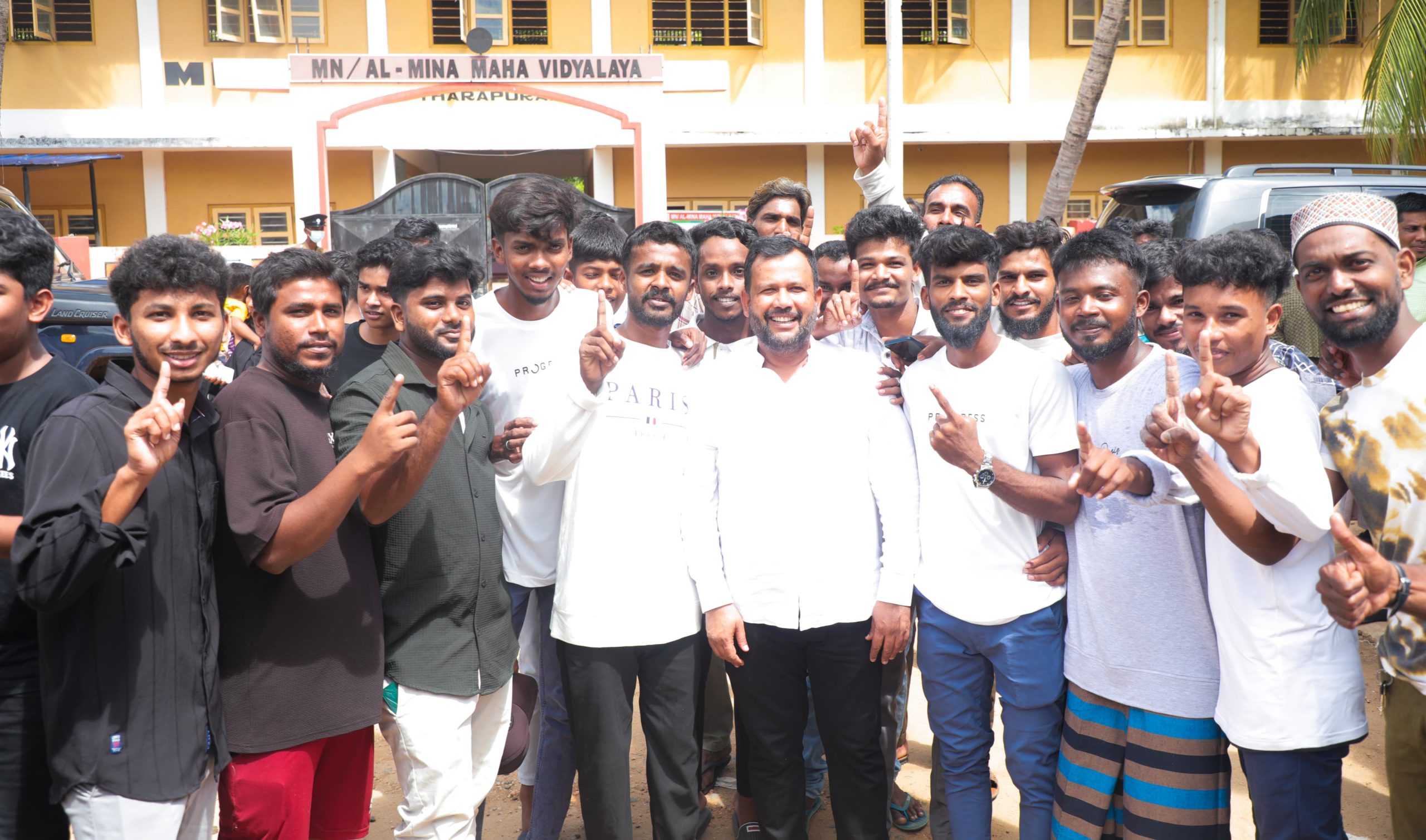 மன்னாரில் வாக்களித்தார் மக்கள் காங்கிரஸ் தலைவர் ரிஷாட்!