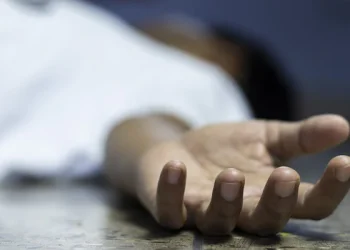 கூரிய ஆயுதத்தால் மனைவியை தாக்கிவிட்டு உயிரை மாய்த்த கணவன்.!