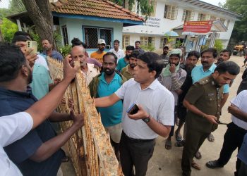 சாவகச்சேரி நகர வர்த்தகர்களும், பொதுமக்களும் சாவகச்சேரி நகரசபை முன்றலில் போராட்டம்!