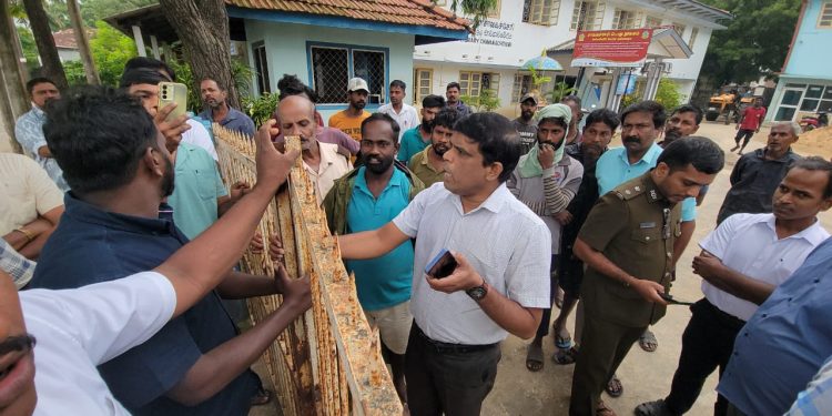 சாவகச்சேரி நகர வர்த்தகர்களும், பொதுமக்களும் சாவகச்சேரி நகரசபை முன்றலில் போராட்டம்!