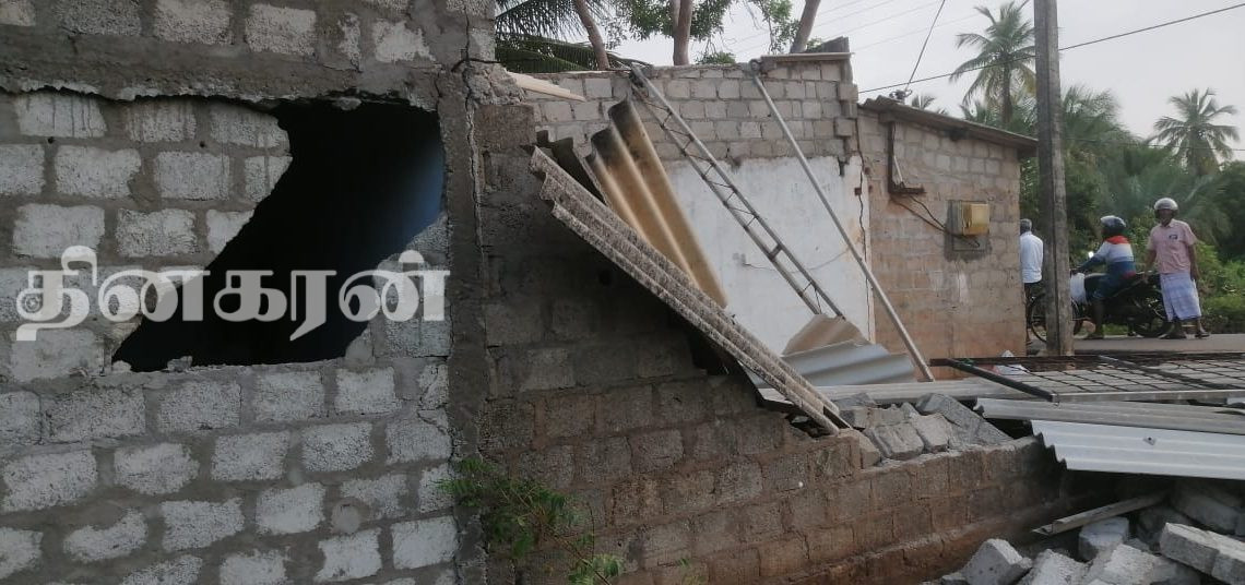 யானை தாக்கியதில் பலத்த சேதமடைந்த வீடு.!