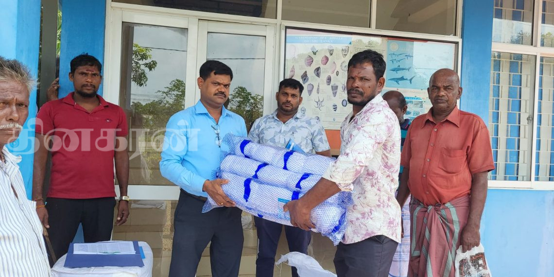 மீனவர்களுக்கான மீன்பிடி வலைகள் வழங்கி வைப்பு.!