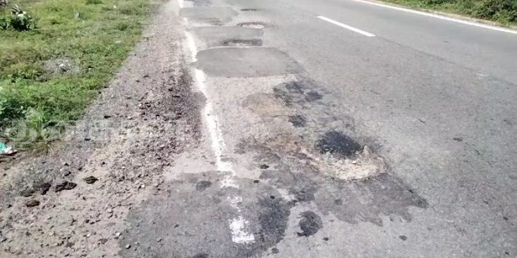 ஏ-9 வீதியில் காணப்படும் ஆபத்தான குழிகள் – திருத்தம் செய்யுமாறு கோரிக்கை!