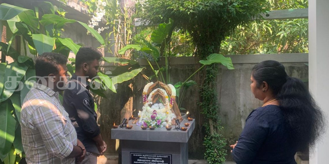 சுனாமி பேபி ஜெ.அபிலாஷ் சுனாமியில் உயிரிழந்தோருக்கு நினைவு அஞ்சலி செலுத்தினார்.