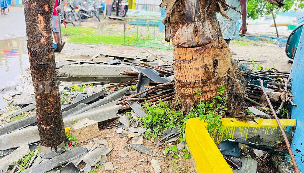 யாழில் மினி சூறாவளி : 49 குடும்பங்களை சேர்ந்த 222 பேர் பாதிப்பு