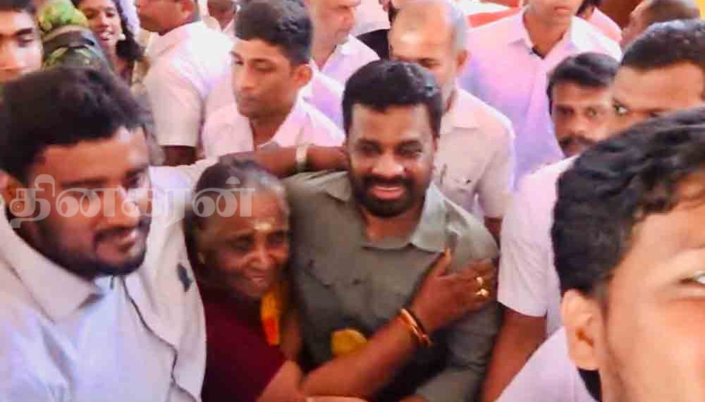 வல்வெட்டித்துறையில் பொதுமக்களுடன் செல்பி எடுத்த ஜனாதிபதி!