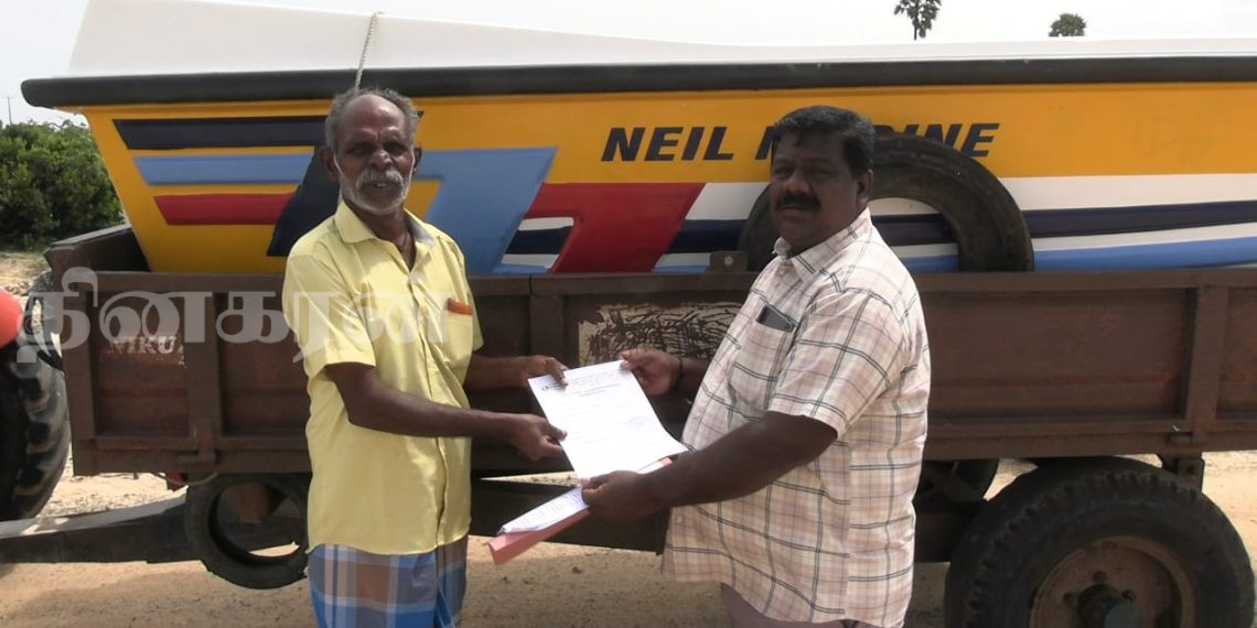 வடமராட்சியில் மீன்பிடிப் படகு வழங்கிவைப்பு.!