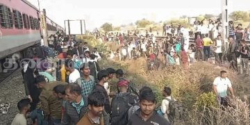 கர்நாடக எக்ஸ்பிரஸ் ரயில் மோதி 11 பேர் பலி!