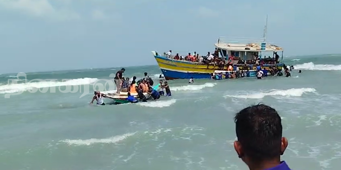 திடீரென பழுதடைந்த பயணிகள் படகு; அதிர்ச்சியில் பயணிகள்.!