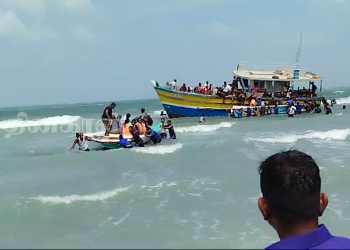 திடீரென பழுதடைந்த பயணிகள் படகு; அதிர்ச்சியில் பயணிகள்.!