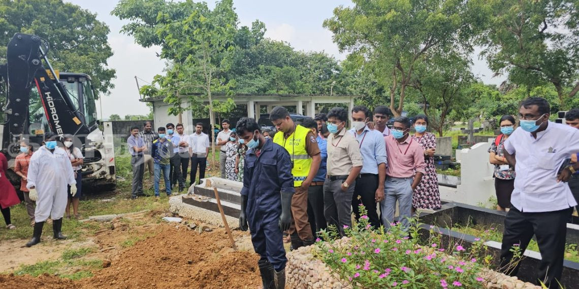 இரண்டு வருடங்களுக்கு முன்னர் உயிரிழந்த நபரின் உடலம் நீதிபதியின் முன்னிலையில் தோண்டப்பட்டது!