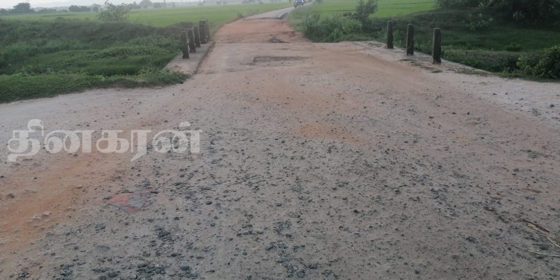 வீதியை புனரமைத்துத் தருமாறு மக்கள் கோரிக்கை.!