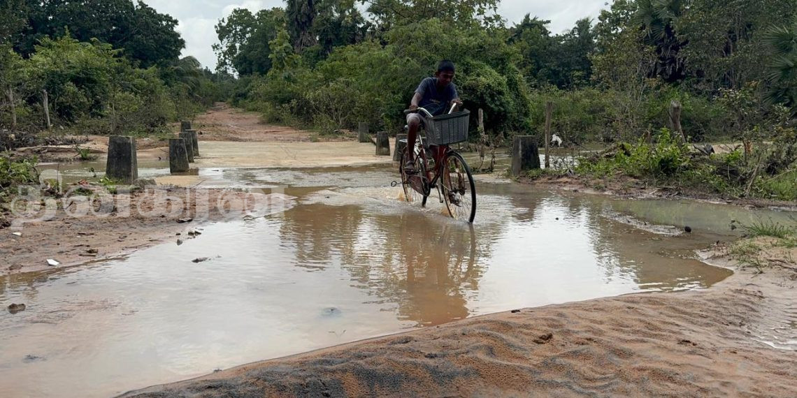 வீதியை புனரமைத்து தருமாறு கோரி வீதிக்கு வந்த கிராம மக்கள்