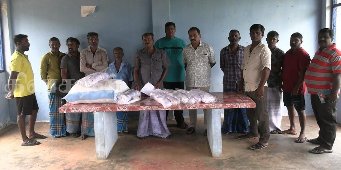 தடைசெய்யப்பட்ட வலைகளை மீனவர்களுக்கு வழங்கிய பிரதேச செயலகம்.!