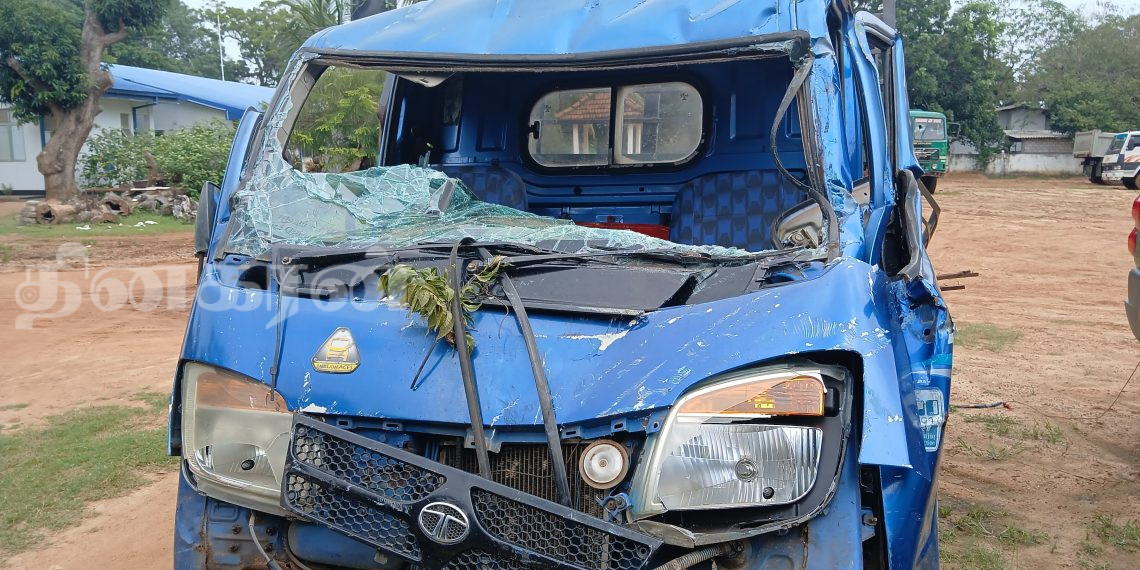 வீதியோரமாக நிறுத்தி வைக்கப்பட்டிருந்த வாகனத்தை மோதிய டிப்பர்.!