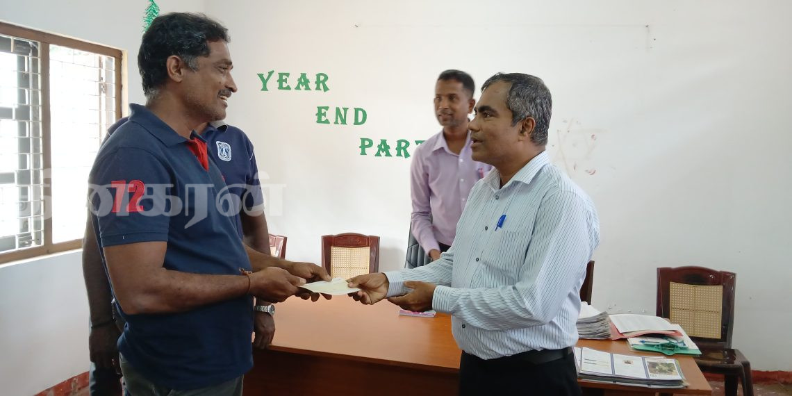 தென்னைப் பயிர்ச்செய்கையை ஊக்குவிக்கும் முகமாக காசோலை வழங்கி வைப்பு.!