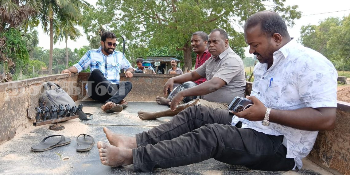 சுண்டிக்குளம் கடற்கரைப் பகுதிக்கு உழவு இயந்திரத்தில் விஜயம் செய்த நாடாளுமன்ற உறுப்பினர்.!