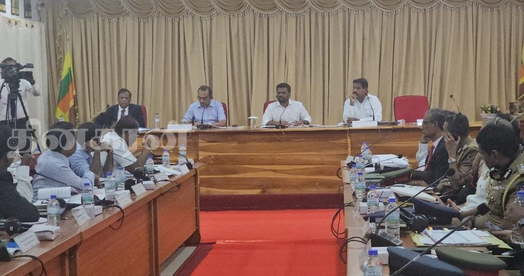 யாழில் பாதுகாப்பற்ற புகையிரதக் கடவைகள் – ஜனாதிபதியிடம் அரச அதிபர் சுட்டிக்காட்டு.!