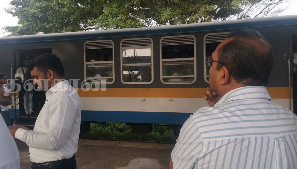 மக்களோடு மக்களாக ரயிலில் பயணித்த போக்குவரத்து அமைச்சர்!