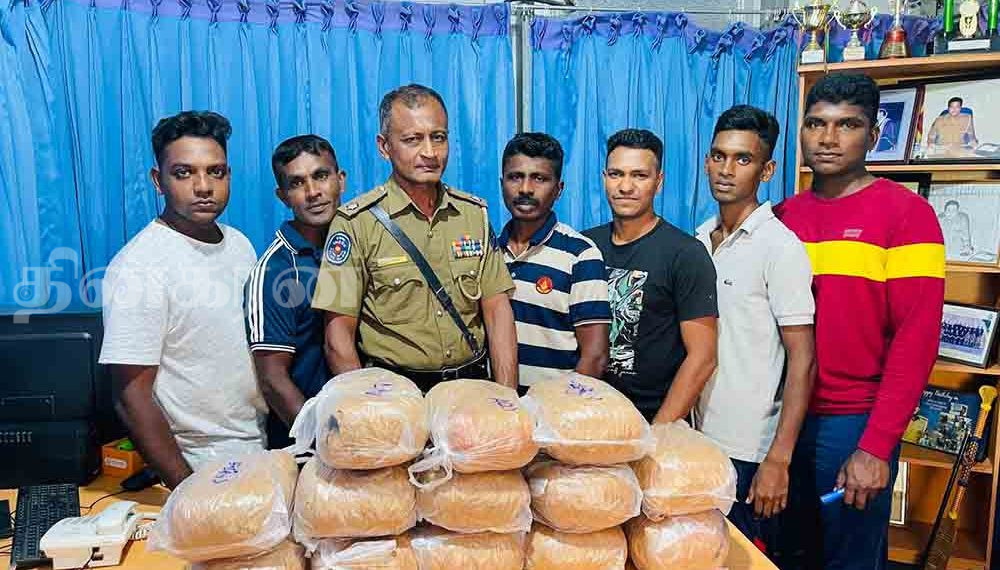 மன்னார் விடத்தல் தீவு குளப்பகுதியில் இருந்து 28 கிலோ கேரள கஞ்சா பொதிகள் மீட்பு!