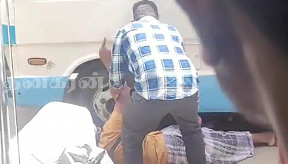 யாழில் மது போதையில் பேருந்தில் ஏற முற்பட்டவரால் பரபரப்பு!