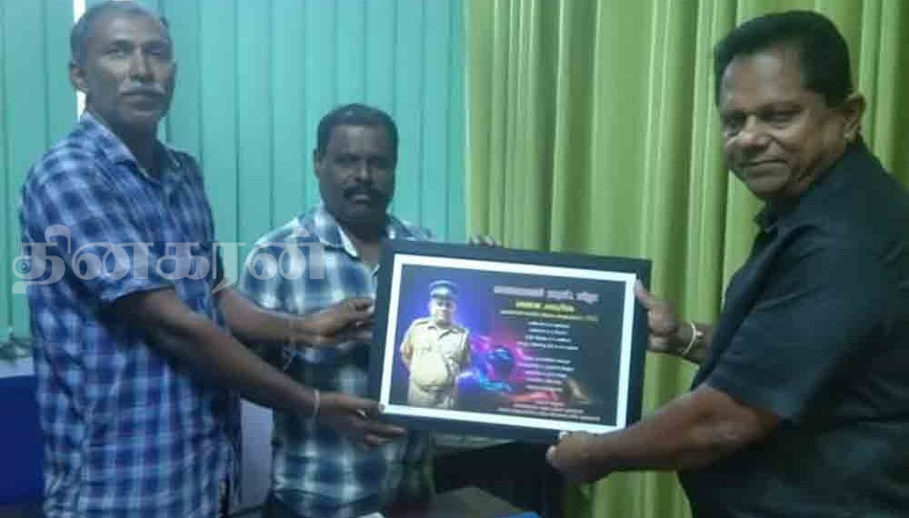 மாற்றலாகி செல்லும் பொலிஸ் நிலைய பொறுப்பதிகாரிக்கு நினைவு சின்னம் வழங்கி வைப்பு!