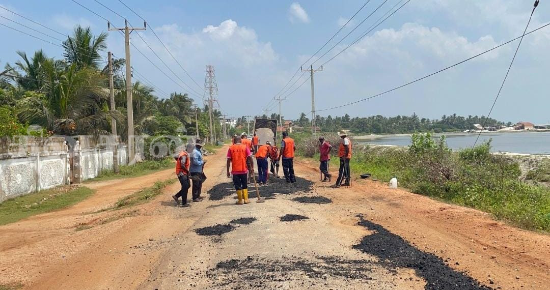 மன்னார் புகையிரத நிலைய வீதி; சீரற்ற முறையில் சீர் செய்யும் அபிவிருத்தி அதிகார சபை.!