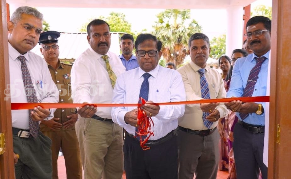 மக்களுக்காகவே அலுவலகங்கள் உள்ளன – அரச அதிகாரிகளுக்கு ஆளுநர் வலியுறுத்தல்.! (சிறப்பு இணைப்பு)