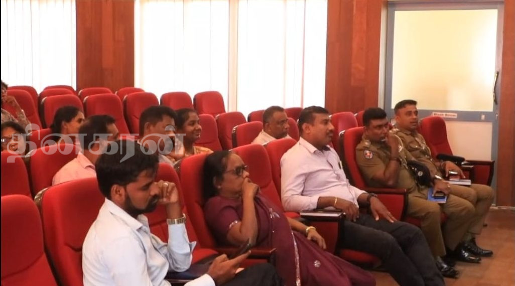 மன்னாரில் சட்டவிரோதமாக முன்னெடுக்கப்படும் கனிய மணல் அகழ்வு குறித்து ஆராய்வு.!