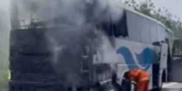 திடீரென தீப்பற்றி எரிந்த தனியார் பேருந்து.!