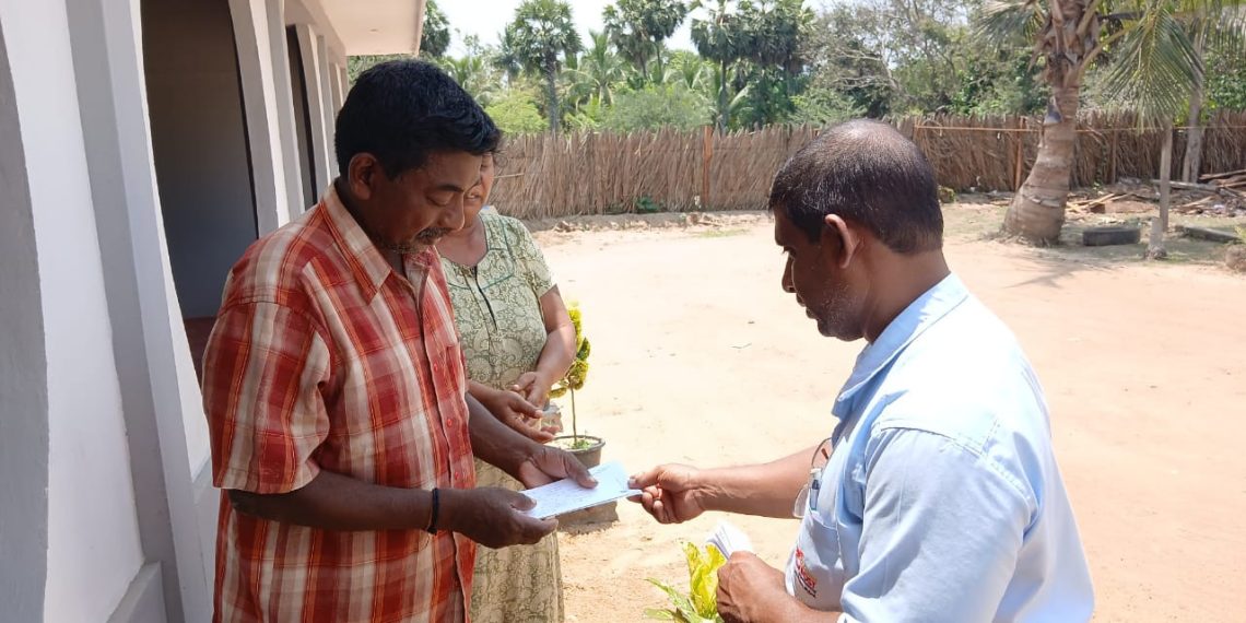 2025ம் ஆண்டு உள்ளூராட்சி சபைத்தேர்தலுக்கான வாக்காளர் அட்டை விநியோகிக்கும் பணியில் தபால் ஊழியர்கள்