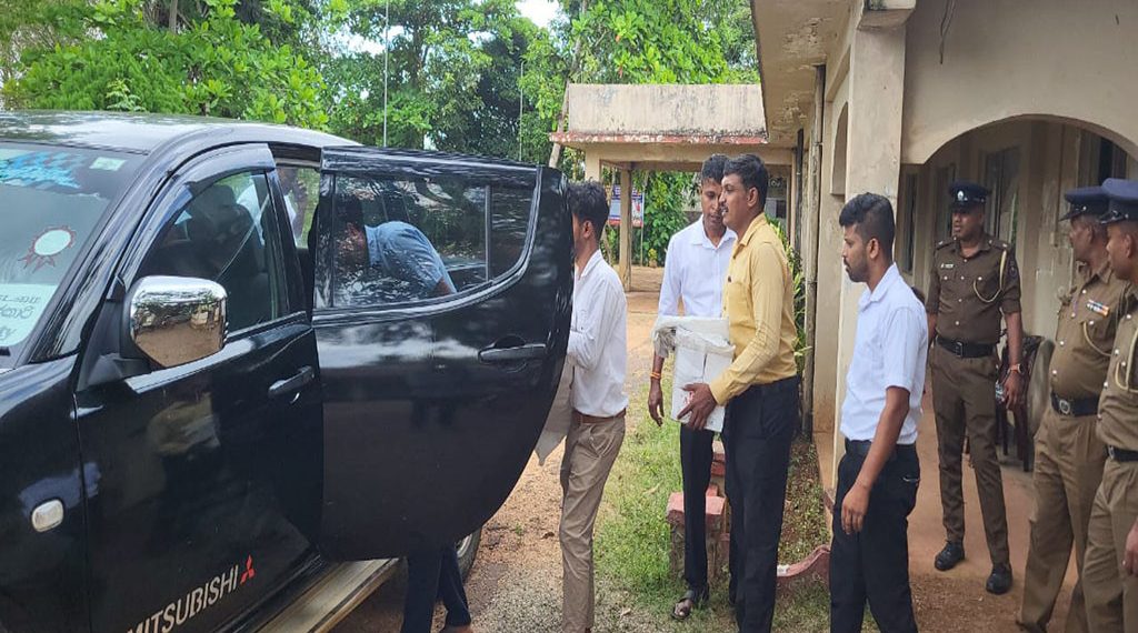 அஞ்சல் மூல வாக்குச் சீட்டுக்கள் அஞ்சல் திணைக்களத்திடம் கையளிப்பு.!