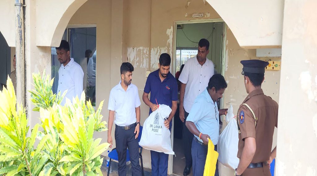 தபால் மூல வாக்குச்சீட்டுக்கள் அஞ்சல் திணைக்களத்திடம் கையளிப்பு.!