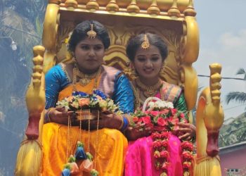 யாழில் இரண்டு சகோதரிகளுக்கு பிரமாண்டமாக நடைபெற்ற மஞ்சள் நீராட்டு விழா.!