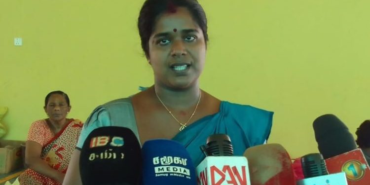 மரக்கறி வர்த்தகர்கள் பணிப்பகிஷ்கரிப்பு; பூட்டுப் போட்டு பூட்டிய நகரசபை செயலர்…!