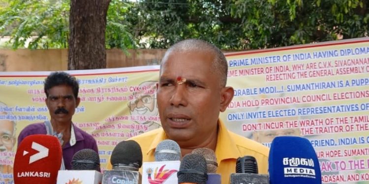 முன்னாள் கரைச்சி பிரதேச சபை உறுப்பினர் சண்முகராசா ஜீவராசா கவனயீர்ப்பு போராட்டம்.!
