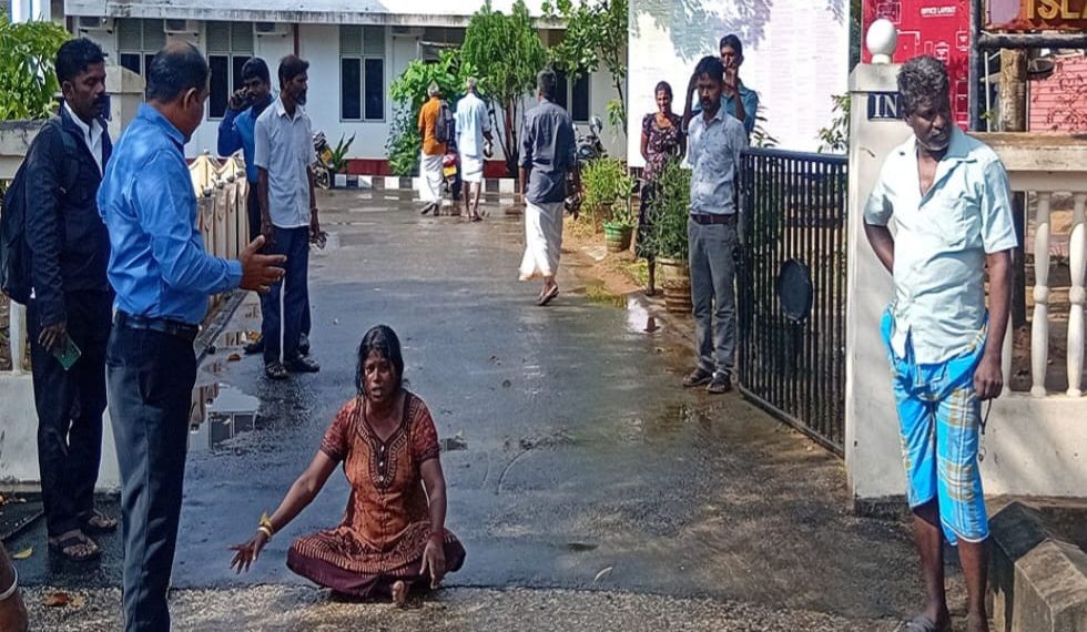 அத்துமீறி நுழைந்த பசு; நுழைவாயிலில் அமர்ந்து உரிமையாளர் போராட்டம்.!