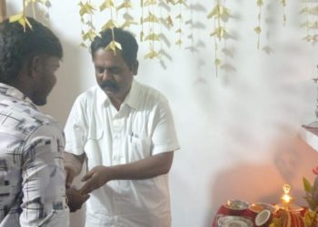 இலங்கைத் தமிழரசுக் கட்சியின் கிளிநொச்சி அலுவலகத்தில் கைவிசேஷம் வழங்கல்.!