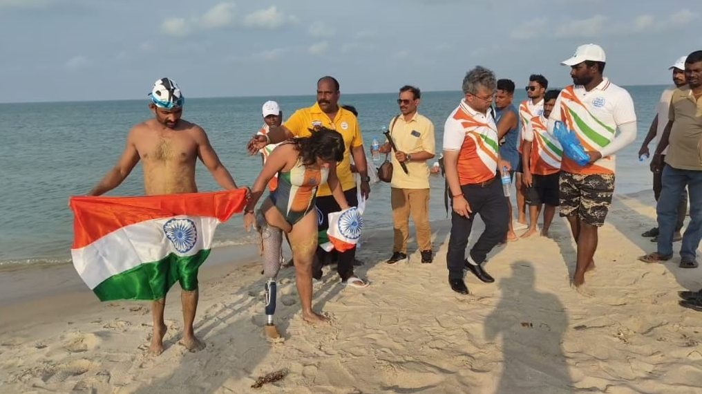 ஒற்றைக் காலில் பாக் ஜலசந்தி கடலை நீந்தி கடந்த மாற்றுத்திறனாளி வீராங்கனை!