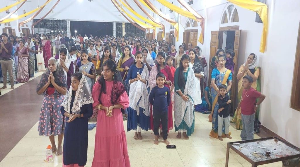 கிளிநொச்சி புனித திரேசாள் ஆலயத்தில் இடம்பெற்ற உயிர்த்த ஞாயிறு நள்ளிரவு திருப்பலி.!