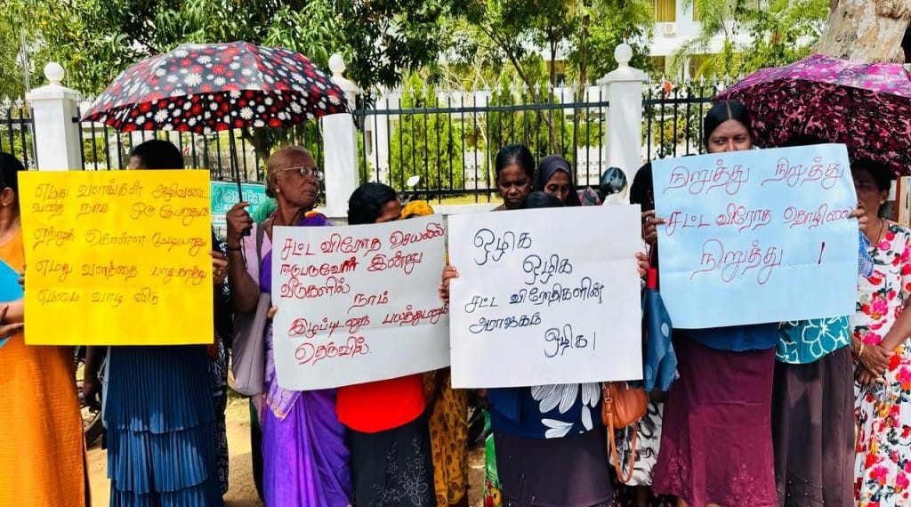 முல்லைத்தீவு மாவட்ட செயலகத்திற்கு முன்பாக வெடித்த போராட்டம்.!