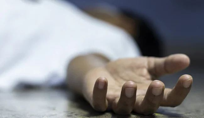 கூரிய ஆயுதத்தால் மனைவியை தாக்கிவிட்டு உயிரை மாய்த்த கணவன்.!