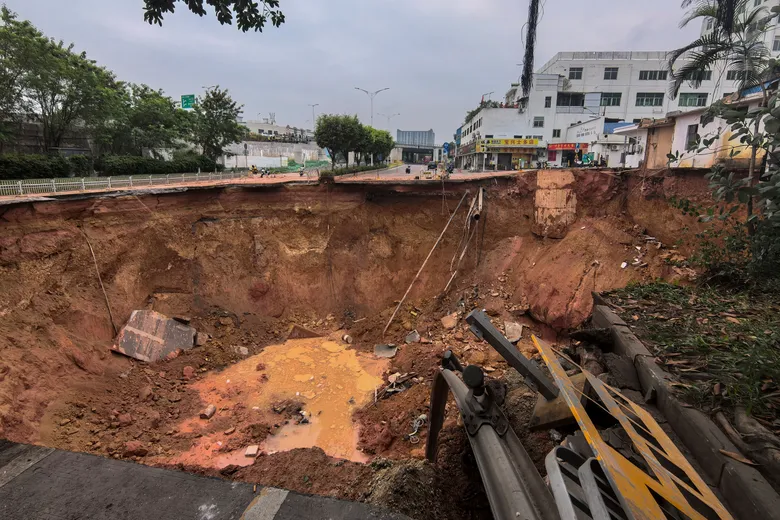 சீனாவில் திடீரென இடிந்து விழுந்த நிலம்; தொழிலாளர்கள் மாயம்.!