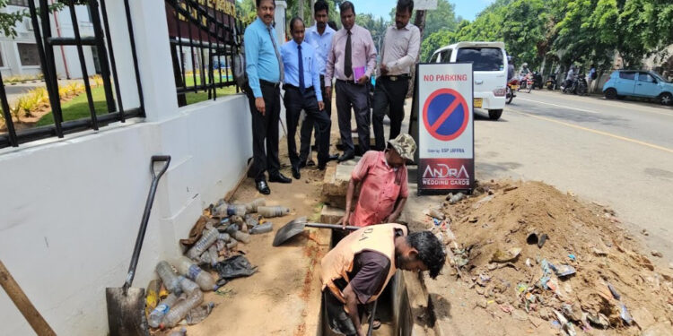 யாழ். மாவட்ட செயலகத்திற்கு அருகாமையில் உள்ள கால்வாய்கள் சுத்தம் செய்யும் நடவடிக்கை முன்னெடுப்பு.!