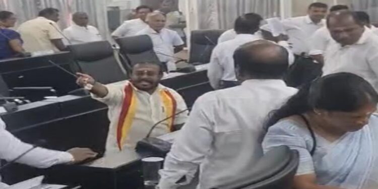 யாழ். மாநகர சபையின் விசேட அமர்வில் குழப்பம்.!