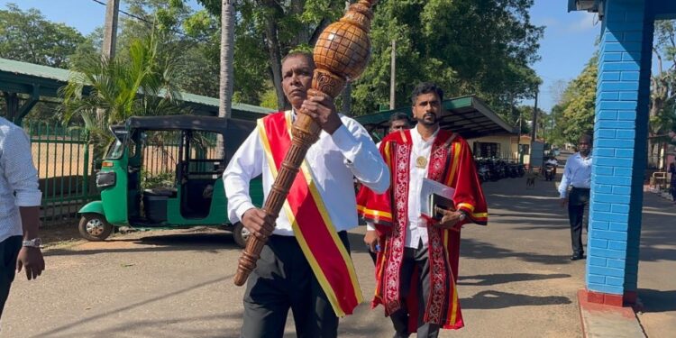 செங்கோலுடன் ஆரம்பமாகிய வவுனியா மாநகர சபையின் முதல் பொதுக் கூட்டம்.!
