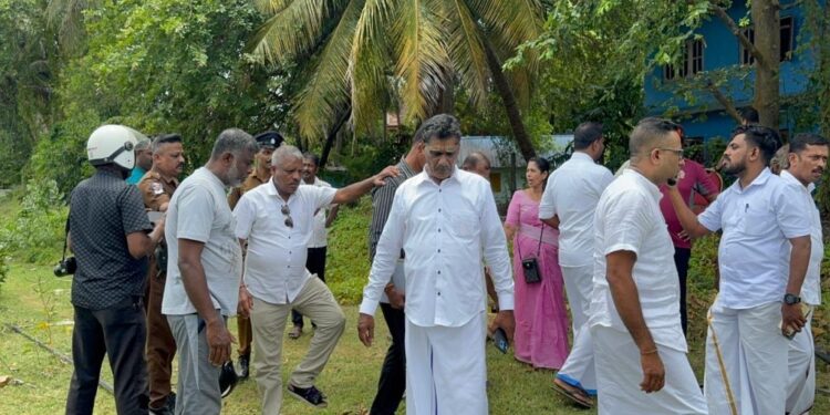 காணி அபகரிப்பை தடுத்து நிறுத்திய மாநகரசபை முதல்வர், மக்கள்.!