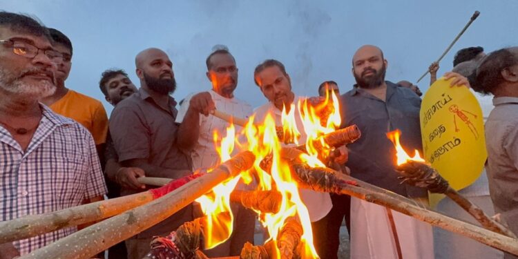 செம்மணி ‘அணையா விளக்கு’ போராட்டத்திற்கு ஆதரவாக மட்டக்களப்பில் இடம்பெற்ற போராட்டம்.!